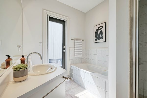 Castillo Pardo 5 Mitchell Ave Toronto, ON - Townhouse Bathroom