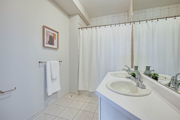 Castillo Pardo 5 Mitchell Ave Toronto, ON - Townhouse Bathroom 2