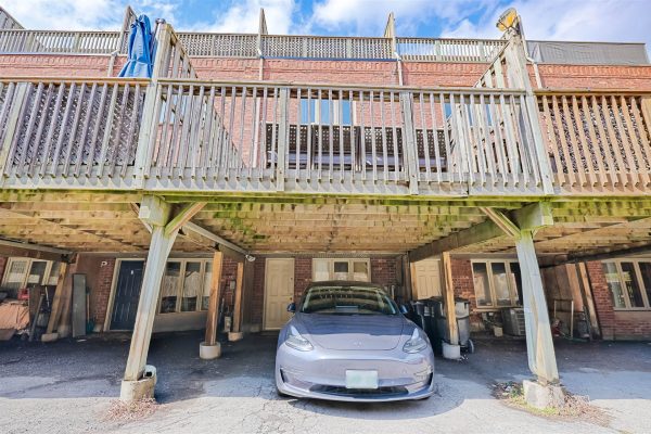 Castillo Pardo 5 Mitchell Ave Toronto, ON - Townhouse House Garage
